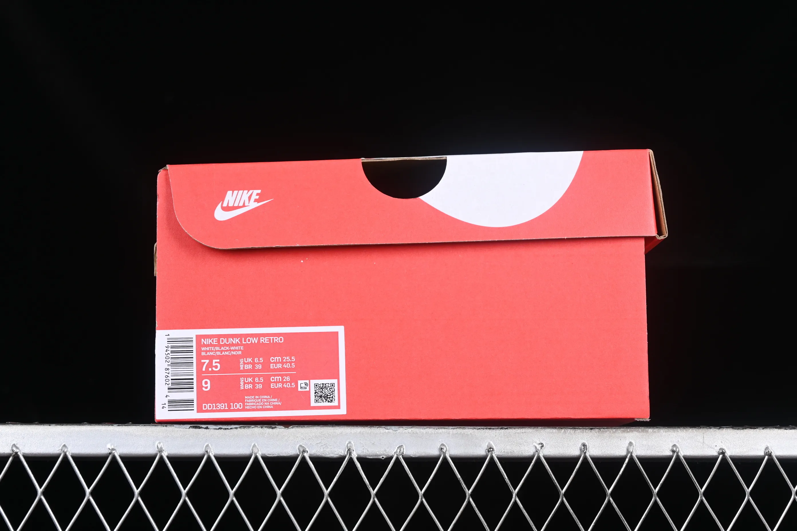 All Categories Nk SB Dunk Series Nk SB Dunk Low Low-top Sneakers Nk Dunk Low Retro "Black" Tricky Doll Time and Space Dust Minimalist Retro Black Brown SB Strap Low-top Casual Sneakers DD1391-100